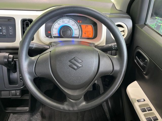 �C���e���A�ɍ��킹���f�U�C���̃X�e�A�����O�́A�^�]�������̂��Ƃ��l���A�^�]���₷���`��A�傫���ł��B�����x�A���ۂɐG���Ă��m���߂��������B