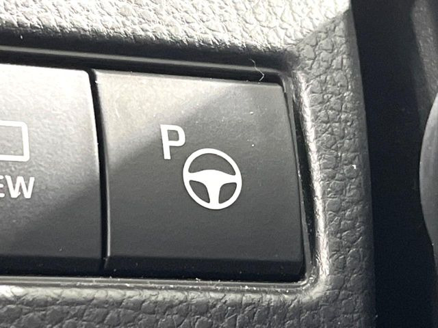 【リモート機能つきアドバンストパーク】専用スマートフォンアプリの使用で、車外から遠隔駐車・出庫が可能な先進機能。広い場所で乗り降りしたい時に便利です♪