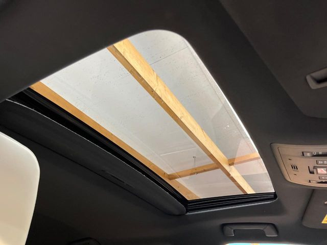 【サンルーフ】開放感たっぷりの希少装備、サンルーフが装着されています!車内に明かりを取り入れたり景色を楽しむ以外にも、車内の空気も簡単に換気できて快適です!