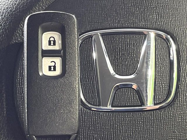 �yHonda�X�}�[�g�L�[�z�J�o����|�P�b�g�ɓ��ꂽ�܂܂ł��h�A�̎{���E�������\�ȃX�}�[�g�L�[�𑕔��B�G���W���̃I���E�I�t�����J�M�����o���K�v����������Ƃ��Ă��֗��ł���