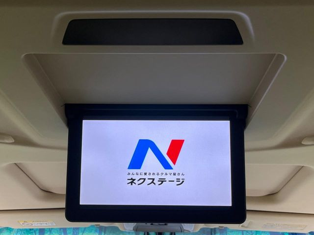 【フリップダウンモニター】大画面モニターで後席でもエンタメをお楽しみいただけます。小さなお子様にも大人気の装備です♪