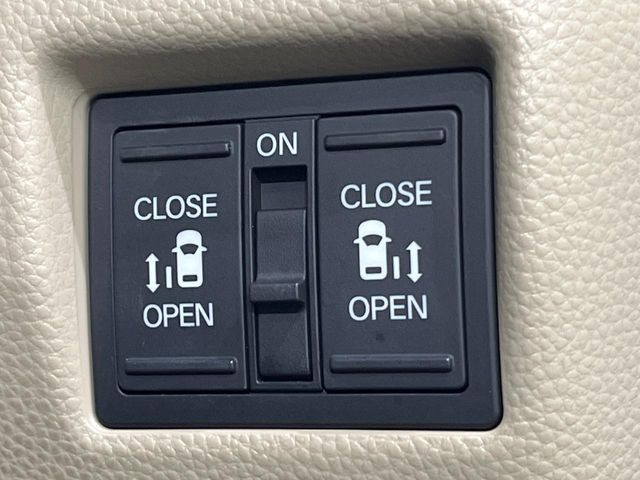 【両側パワースライドドア】スマートキーや運転席のスイッチで後席両側スライドドアの開閉が可能♪電動だから力を入れてドアを開ける必要が無く、小さなお子様でも簡単に開け閉めでき快適です♪