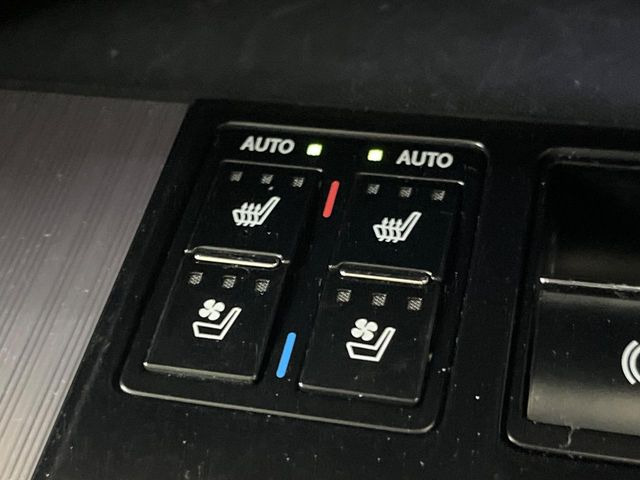 【シートヒーター&ベンチレーション】夏場は涼しい風でお尻や背中の熱やムレを防ぎ、冬はエアコンよりも早く温まってポカポカに!季節を問わず快適に過ごせます。