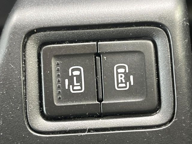 【両側パワースライドドア】スマートキーや運転席のスイッチで後席両側スライドドアの開閉が可能♪電動だから力を入れてドアを開ける必要が無く、小さなお子様でも簡単に開け閉めでき快適です♪
