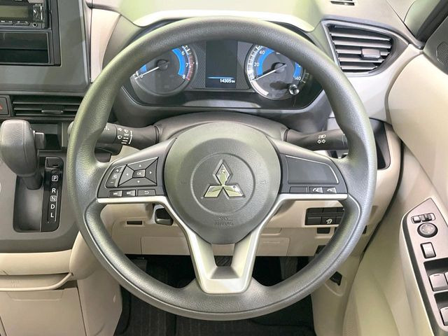 �C���e���A�ɍ��킹���f�U�C���̃X�e�A�����O�́A�^�]�������̂��Ƃ��l���A�^�]���₷���`��A�傫���ł��B�����x�A���ۂɐG���Ă��m���߂��������B