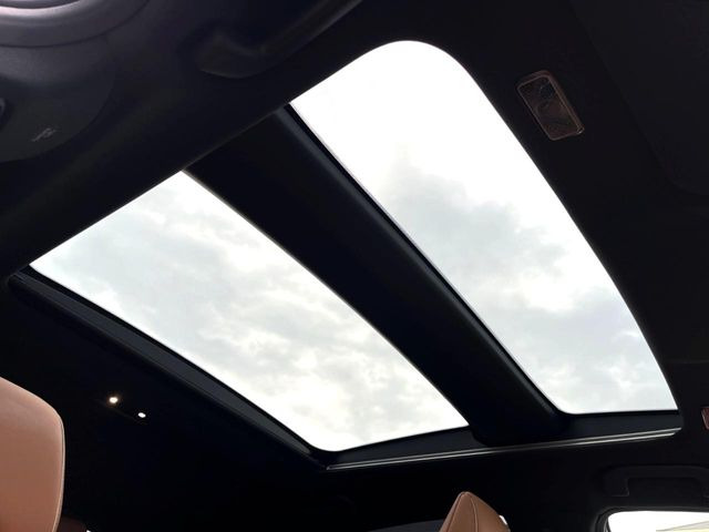 【パノラマルーフ】大型のガラスルーフ搭載で車内の解放感が一気にアップ!開放的なドライブをお楽しみいただけます。