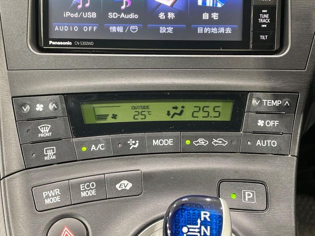 【オートエアコン】一度お好みの温度に設定すれば、車内の温度を検知し風量や温度を自動で調整。暑い&hellip;寒い&hellip;と何度もスイッチ操作をする必要はありません。快適な車内空間には必須の機能ですね♪
