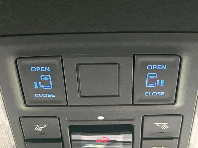 【両側パワースライドドア】スマートキーや運転席のスイッチで後席両側スライドドアの開閉が可能♪電動だから力を入れてドアを開ける必要が無く、小さなお子様でも簡単に開け閉めでき快適です♪