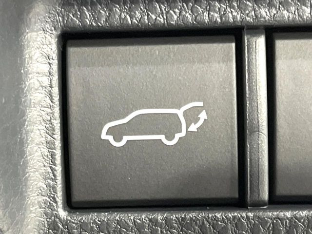 【パワーバックドア】スマートキーや運転席のボタンを押すだけでリアゲートが自動で開閉します!荷物を持っている時や、高い位置にあるバックドアを閉める際に便利な機能です♪