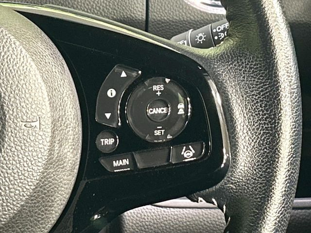 【アダプティブクルーズコントロール】高速道路での長距離走行が楽に!!自動で速度を保つクルーズコントロールが、衝突軽減システムと連携し、前方の車両を感知して車間を保つように速度調節してくれます!!