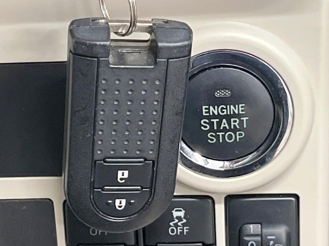 【スマートキー】カバンやポケットに入れたままでもドアの施錠・解錠が可能なスマートキーを装備。エンジンのオン・オフ時もカギを取り出す必要が無いからとっても便利です♪