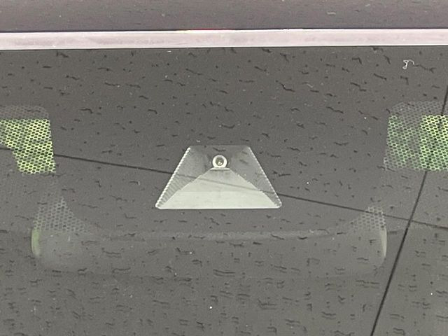 【ホンダセンシング】走行中に前方の車両等を認識し、衝突しそうな時は警報とブレーキで衝突回避と被害軽減をアシスト。より安全にドライブをお楽しみいただけます。