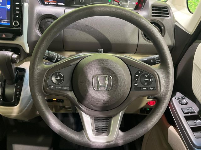 インテリアに合わせたデザインのステアリングは、運転される方のことも考え、運転しやすい形状、大きさです。是非一度、実際に触ってお確かめください。