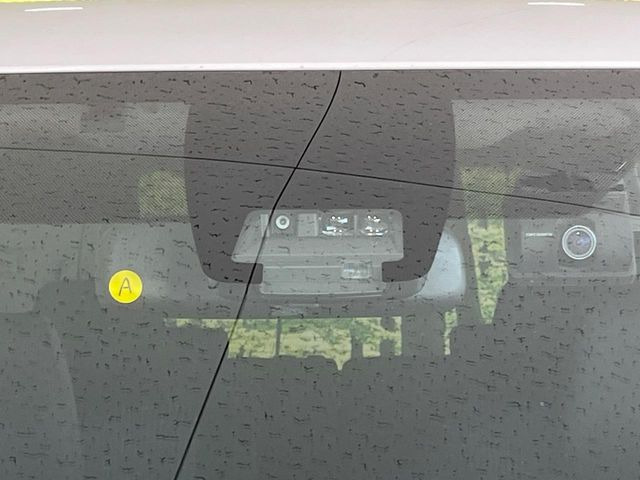 【トヨタセーフティセンス】走行中に前方の車両等を認識し、衝突しそうな時は警報とブレーキで衝突回避と被害軽減をアシスト。より安全にドライブをお楽しみいただけます。