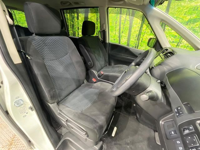 運転席まわりには十分なスペースがあり、大柄な方でもゆったり運転していただける環境です。