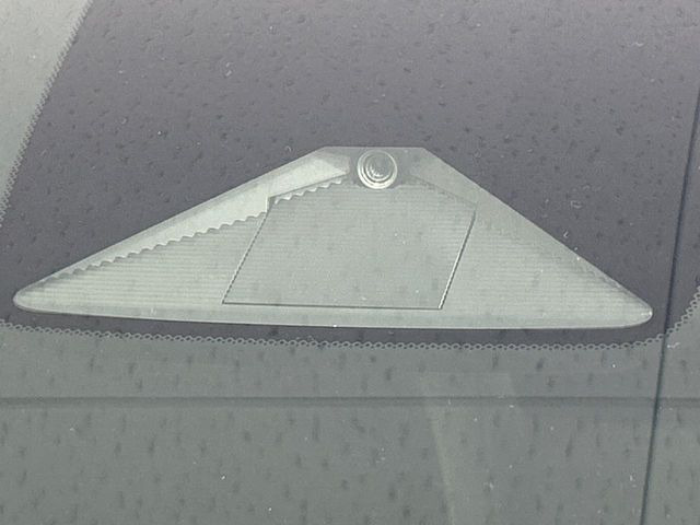 【ホンダセンシング】走行中に前方の車両等を認識し、衝突しそうな時は警報とブレーキで衝突回避と被害軽減をアシスト。より安全にドライブをお楽しみいただけます。