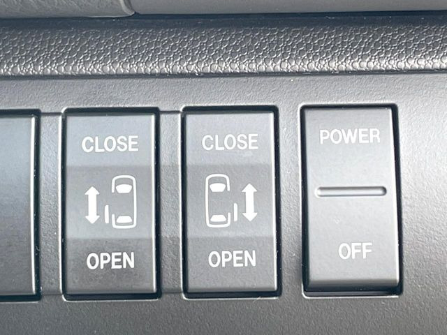 【両側パワースライドドア】スマートキーや運転席のスイッチで後席両側スライドドアの開閉が可能♪電動だから力を入れてドアを開ける必要が無く、小さなお子様でも簡単に開け閉めでき快適です♪