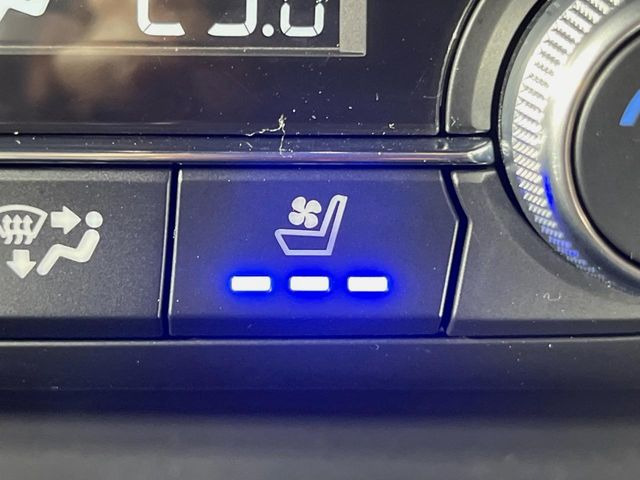 【シートヒーター&ベンチレーション】夏場は涼しい風でお尻や背中の熱やムレを防ぎ、冬はエアコンよりも早く温まってポカポカに!季節を問わず快適に過ごせます。