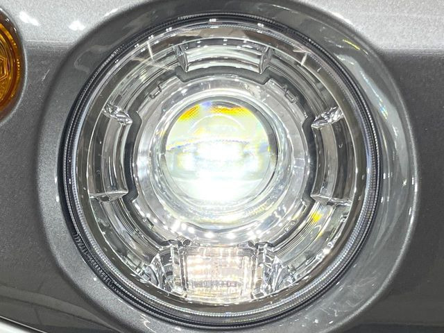 【LEDヘッドライト】悪天候や夜間走行時も良好な視界を確保し安心して運転できる高輝度LEDヘッドライトを装備!点灯速度が早く、消費電力も抑えられています。