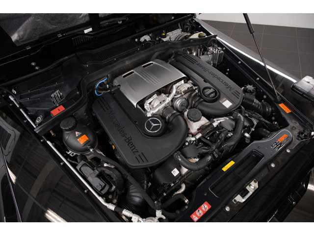 4.0L V型8気筒DOHCツインターボ、421ps/62.2kgm、全長&times;全幅&times;全高mm 4575&times;1860&times;1970mm、車両重量 2560kg