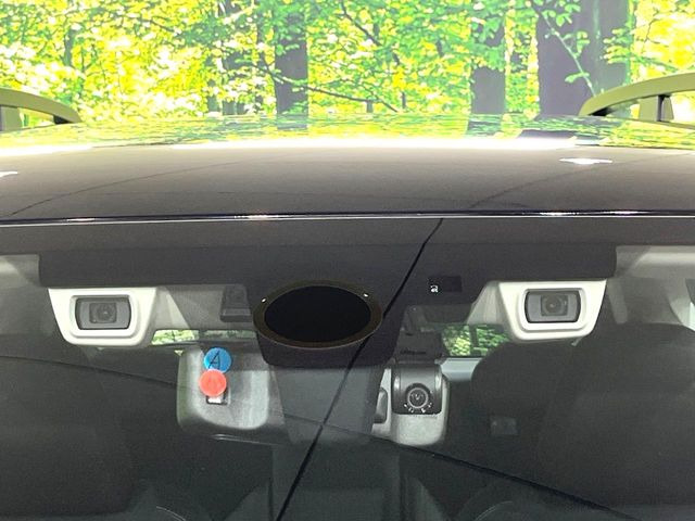 【アイサイトVer3】前方の車両等を検知し、衝突しそうな時は警報で注意を促し、ブレーキを踏む力をサポート。ブレーキを踏めなかった場合は衝突被害軽減ブレーキが作動、衝突回避をサポートします。