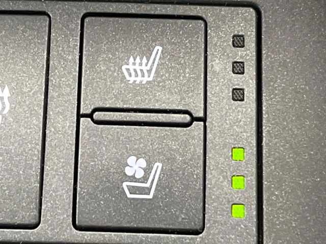 【シートヒーター&ベンチレーション】夏場は涼しい風でお尻や背中の熱やムレを防ぎ、冬はエアコンよりも早く温まってポカポカに!季節を問わず快適に過ごせます。