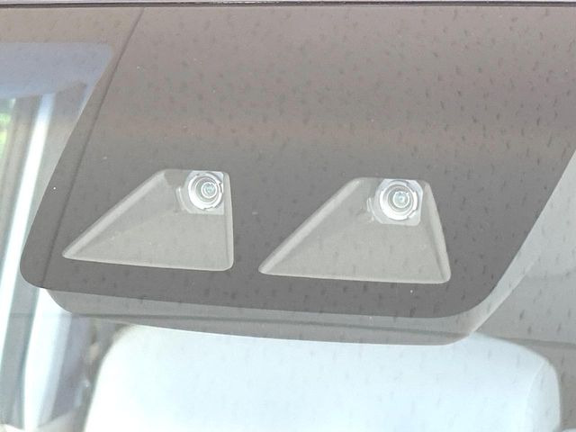 【スマートアシスト】走行中に前方の車両等を認識し、衝突しそうな時は警報とブレーキで衝突回避と被害軽減をアシスト。より安全にドライブをお楽しみいただけます。
