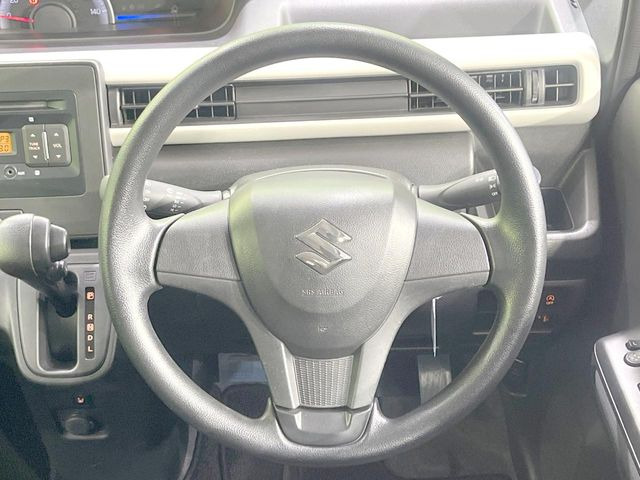 �C���e���A�ɍ��킹���f�U�C���̃X�e�A�����O�́A�^�]�������̂��Ƃ��l���A�^�]���₷���`��A�傫���ł��B�����x�A���ۂɐG���Ă��m���߂��������B