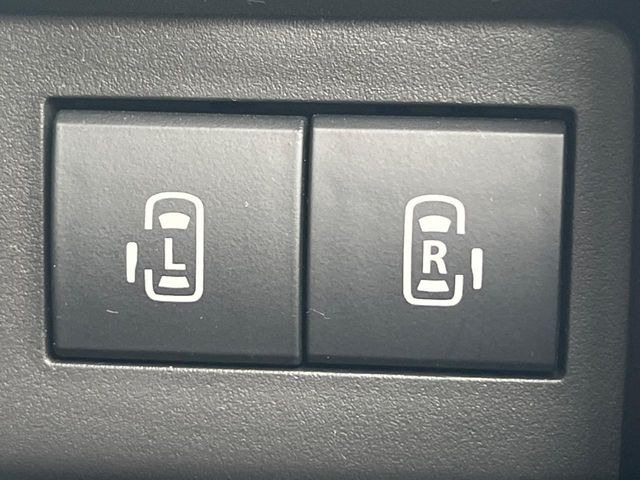 【両側パワースライドドア】スマートキーや運転席のスイッチで後席両側スライドドアの開閉が可能♪電動だから力を入れてドアを開ける必要が無く、小さなお子様でも簡単に開け閉めでき快適です♪