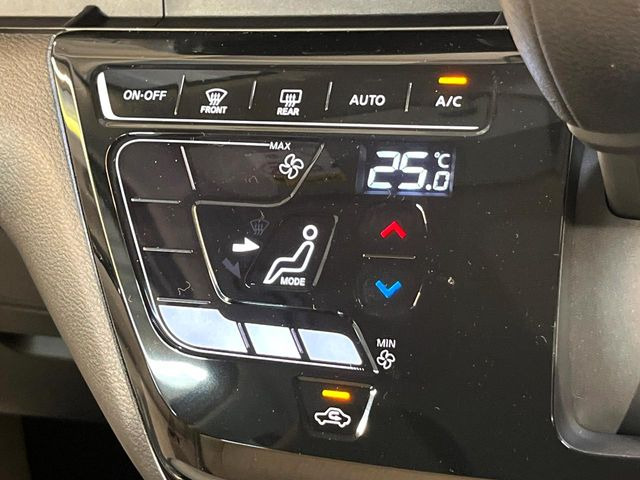 【オートエアコン】一度お好みの温度に設定すれば、車内の温度を検知し風量や温度を自動で調整。暑い&hellip;寒い&hellip;と何度もスイッチ操作をする必要はありません。快適な車内空間には必須の機能ですね♪