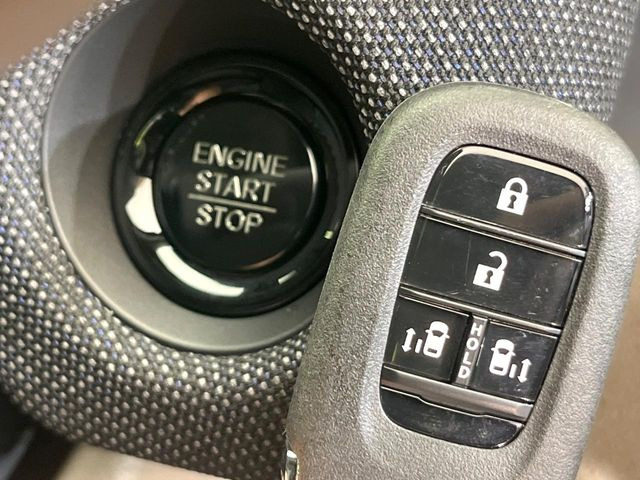 【Hondaスマートキー】カバンやポケットに入れたままでもドアの施錠・解錠が可能なスマートキーを装備。エンジンのオン・オフ時もカギを取り出す必要が無いからとっても便利です♪