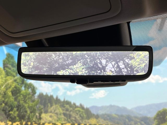 【デジタルインナーミラー】後席の大きな荷物や同乗者で後方が確認しづらい時でも安心!カメラが撮影した車両後方の映像をルームミラー内に表示。クリアな視界で状況の確認が可能です!