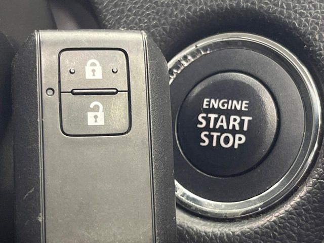 【キーレススタートシステム】カバンやポケットに入れたままでもドアの施錠・解錠が可能なスマートキーを装備。エンジンのオン・オフ時もカギを取り出す必要が無いからとっても便利です♪