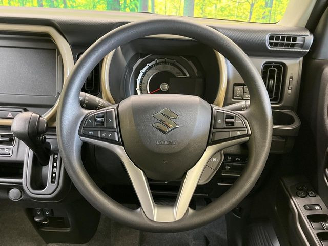 �C���e���A�ɍ��킹���f�U�C���̃X�e�A�����O�́A�^�]�������̂��Ƃ��l���A�^�]���₷���`��A�傫���ł��B�����x�A���ۂɐG���Ă��m���߂��������B