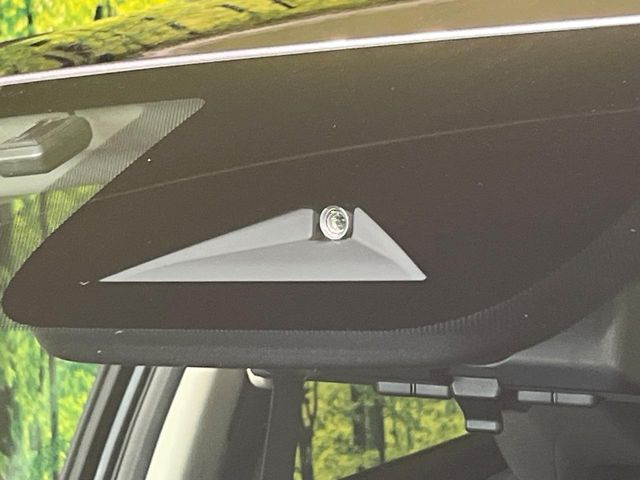 【インテリジェントエマージェンシーブレーキ】フロントカメラで前方の車両や歩行者を検知。衝突しそうな時は衝突被害軽減ブレーキが作動、衝突回避をサポート。より安全にドライブをお楽しみいただけます。
