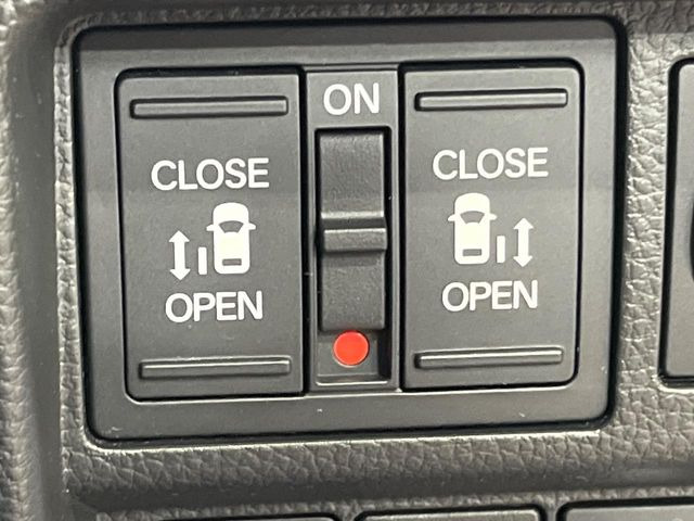 【両側パワースライドドア】スマートキーや運転席のスイッチで後席両側スライドドアの開閉が可能♪電動だから力を入れてドアを開ける必要が無く、小さなお子様でも簡単に開け閉めでき快適です♪