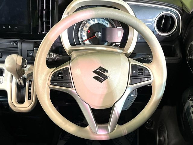 インテリアに合わせたデザインのステアリングは、運転される方のことも考え、運転しやすい形状、大きさです。是非一度、実際に触ってお確かめください。
