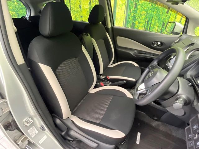 運転席まわりには十分なスペースがあり、大柄な方でもゆったり運転していただける環境です。