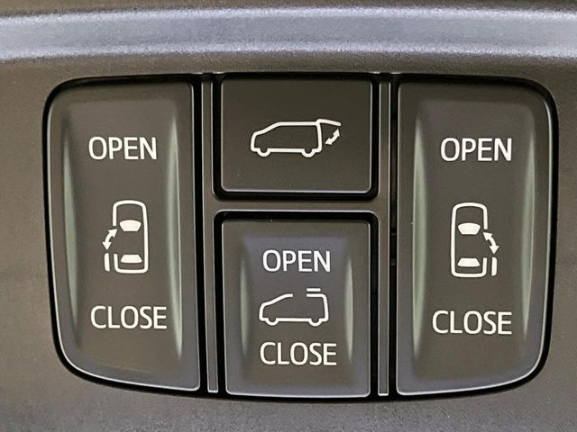 【両側パワースライドドア】スマートキーや運転席のスイッチで後席両側スライドドアの開閉が可能♪電動だから力を入れてドアを開ける必要が無く、小さなお子様でも簡単に開け閉めでき快適です♪