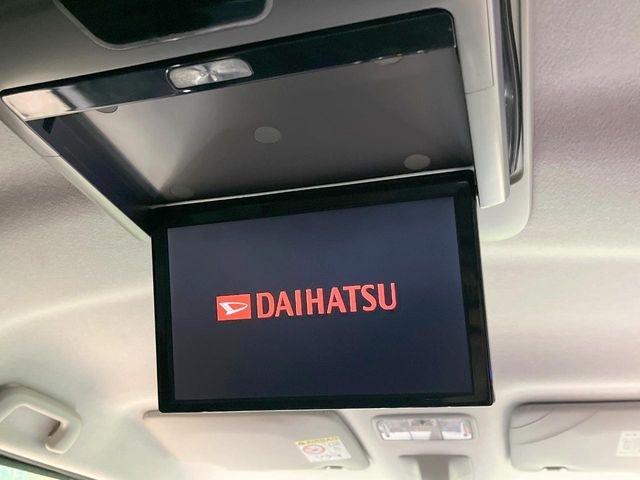 【フリップダウンモニター】大画面モニターで後席でもエンタメをお楽しみいただけます。小さなお子様にも大人気の装備です♪