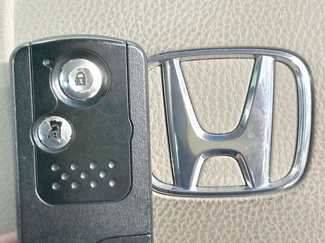 【Hondaスマートキー】カバンやポケットに入れたままでもドアの施錠・解錠が可能なスマートキーを装備。エンジンのオン・オフ時もカギを取り出す必要が無いからとっても便利です♪