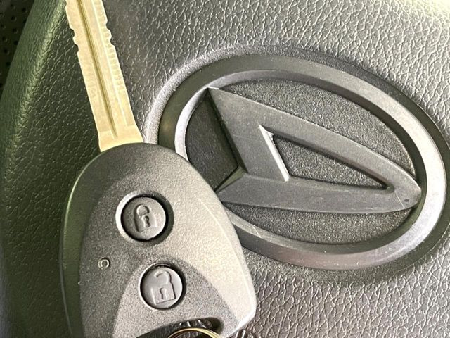 【キーレス】少し離れた場所からでもボタン一つでドアの開錠・施錠ができるのでとっても便利!ドアの鍵穴周りに傷をつけることもありません♪