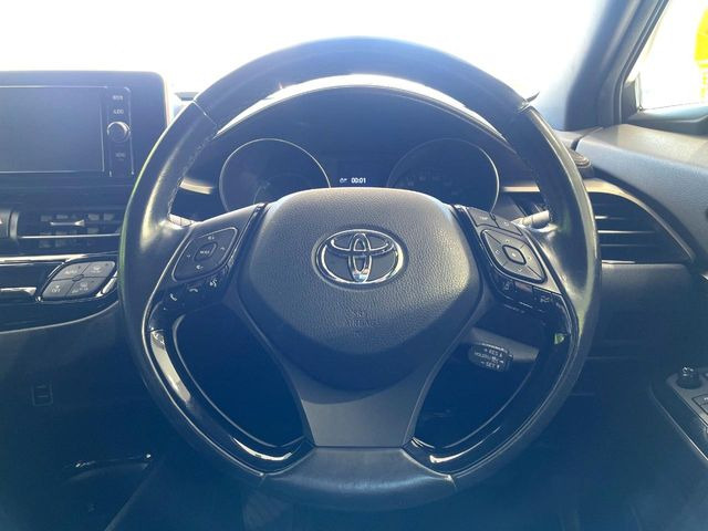 �C���e���A�ɍ��킹���f�U�C���̃X�e�A�����O�́A�^�]�������̂��Ƃ��l���A�^�]���₷���`��A�傫���ł��B�����x�A���ۂɐG���Ă��m���߂��������B
