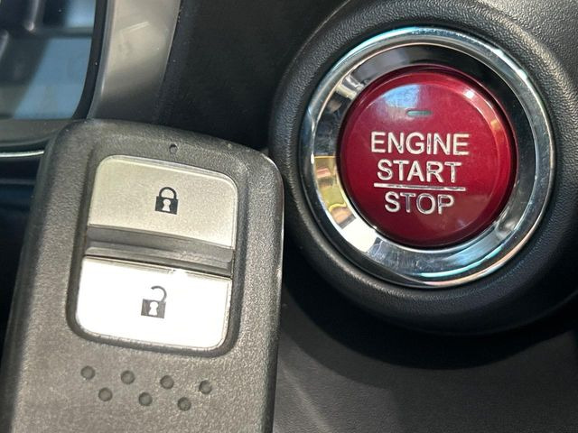 �yHonda�X�}�[�g�L�[�z�J�o����|�P�b�g�ɓ��ꂽ�܂܂ł��h�A�̎{���E�������\�ȃX�}�[�g�L�[�𑕔��B�G���W���̃I���E�I�t�����J�M�����o���K�v����������Ƃ��Ă��֗��ł���