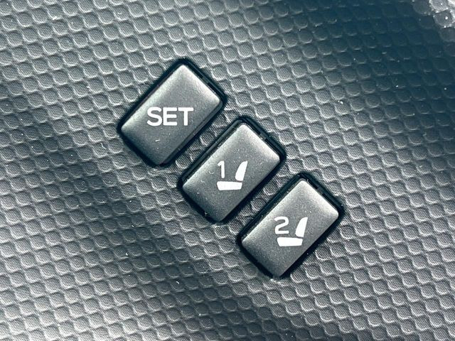 【メモリー機能付きパワーシート】ドライバーごとに設定したシート位置を記憶して、ボタン一つで切り替えできる便利な機能!運転する方が複数名いらっしゃるご家庭におすすめです♪