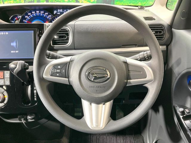 インテリアに合わせたデザインのステアリングは、運転される方のことも考え、運転しやすい形状、大きさです。是非一度、実際に触ってお確かめください。
