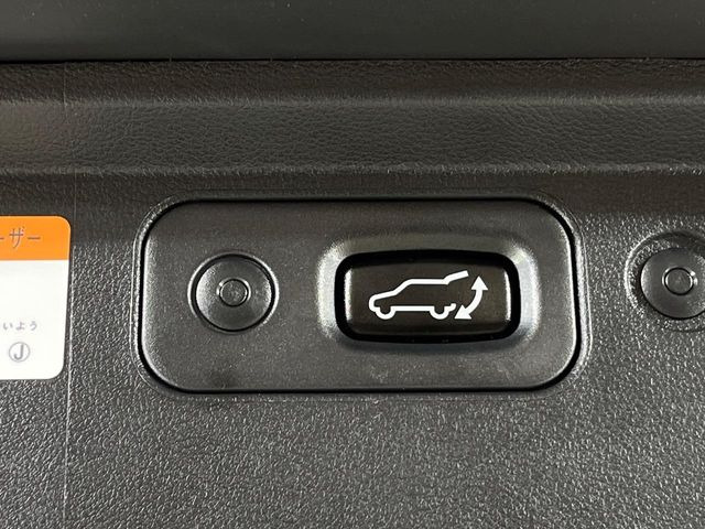【パワーバックドア】スマートキーや運転席のボタンを押すだけでリアゲートが自動で開閉します!荷物を持っている時や、高い位置にあるバックドアを閉める際に便利な機能です♪