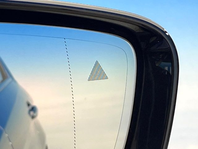 ●ブラインドアシストセンサー:視角からの車を感知し、ドライバーが車線変更を行う際に、警告音と共に注意を促してくれる安全支援機能です!