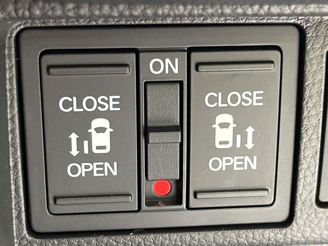 【両側パワースライドドア】スマートキーや運転席のスイッチで後席両側スライドドアの開閉が可能♪電動だから力を入れてドアを開ける必要が無く、小さなお子様でも簡単に開け閉めでき快適です♪