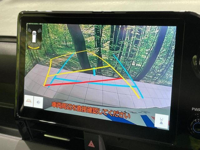 【バックカメラ】駐車時に後方がリアルタイム映像で確認できます。大型商業施設や立体駐車場での駐車時や、夜間のバック時に大活躍!運転スキルに関わらず、今や必須となった装備のひとつです!